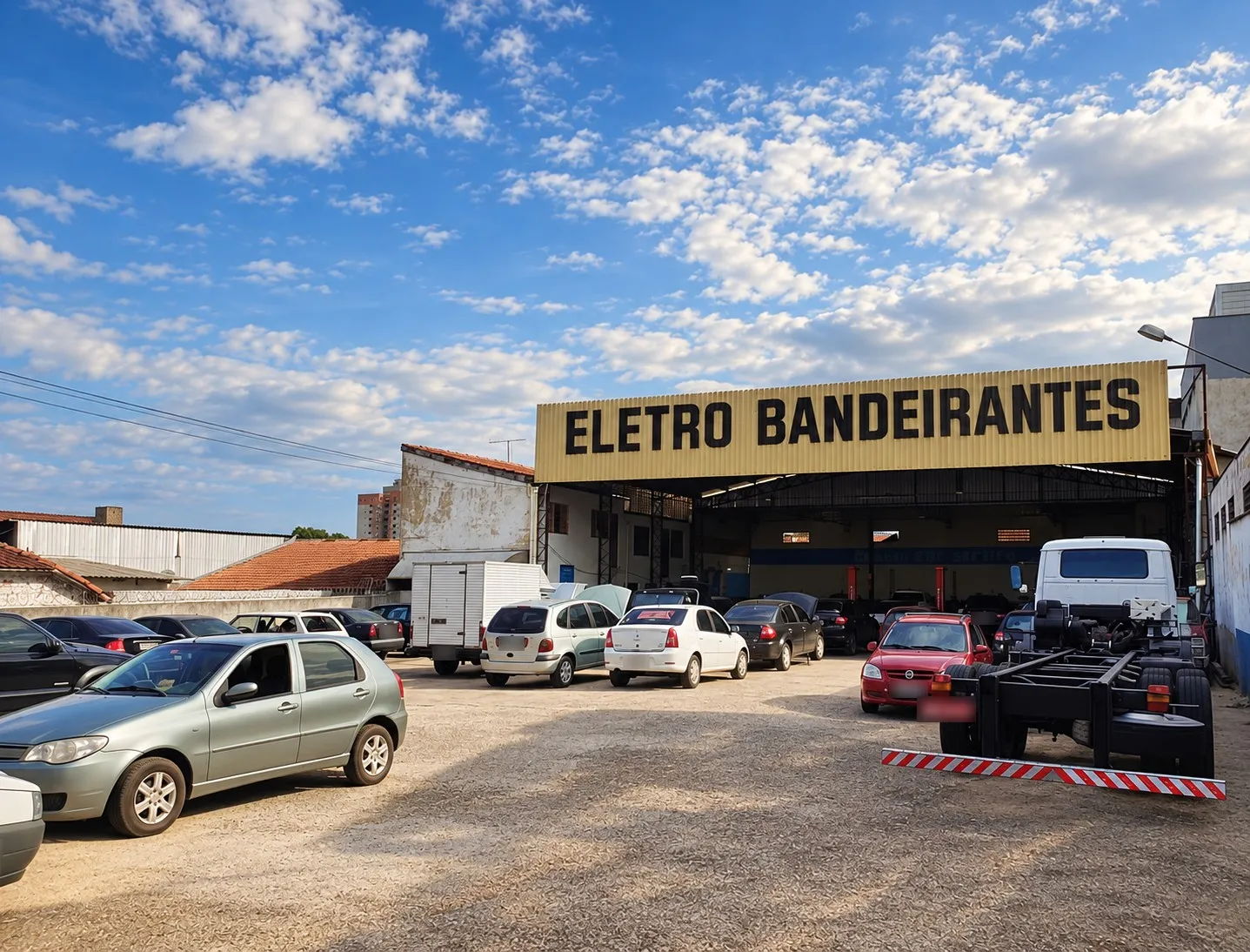 Fachada da Eletro Bandeirantes com carros de clientes no pátio, em Londrina